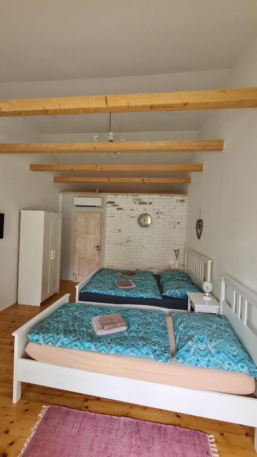 La Bobul Apartments Drnholec Екстер'єр фото
