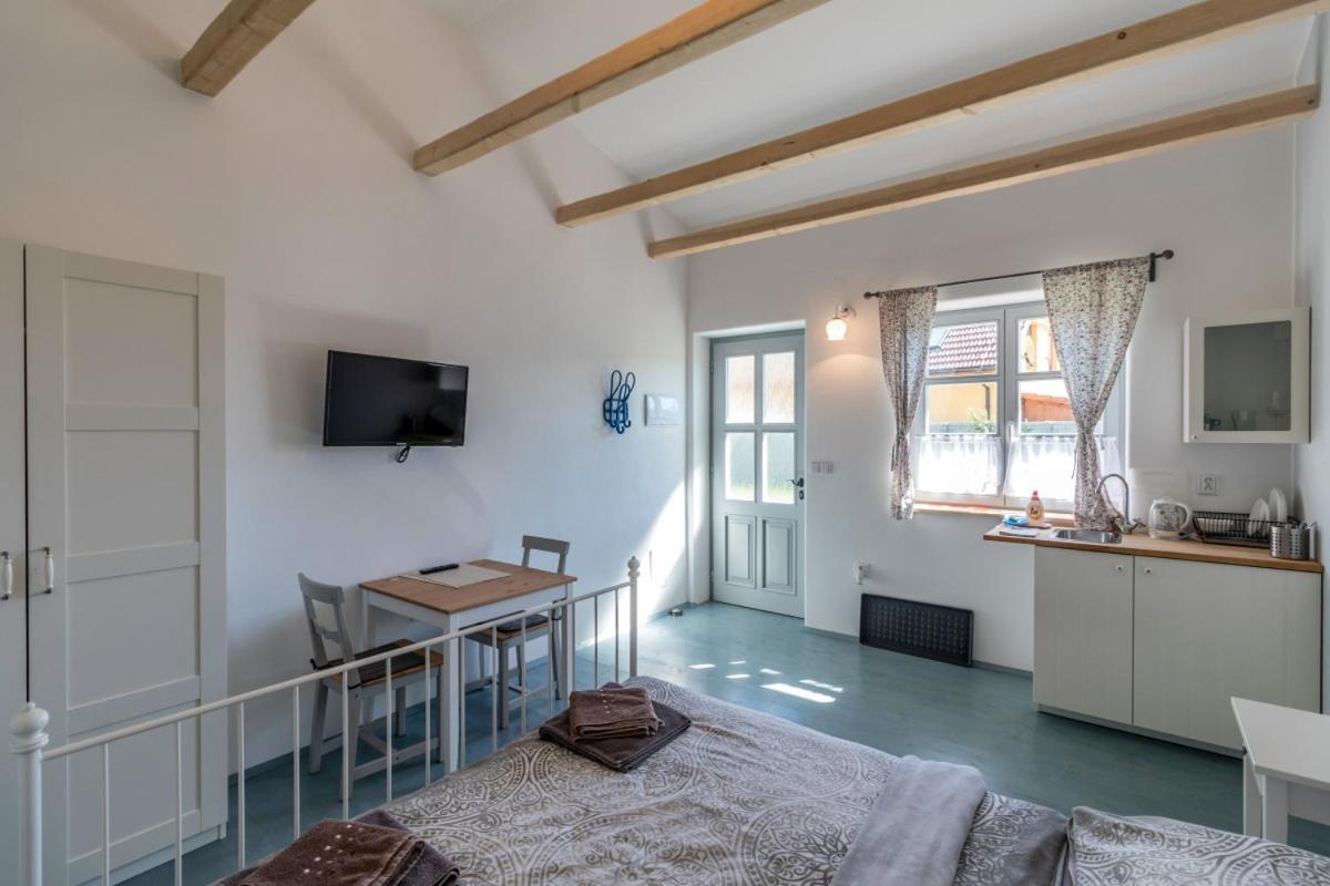 La Bobul Apartments Drnholec Екстер'єр фото