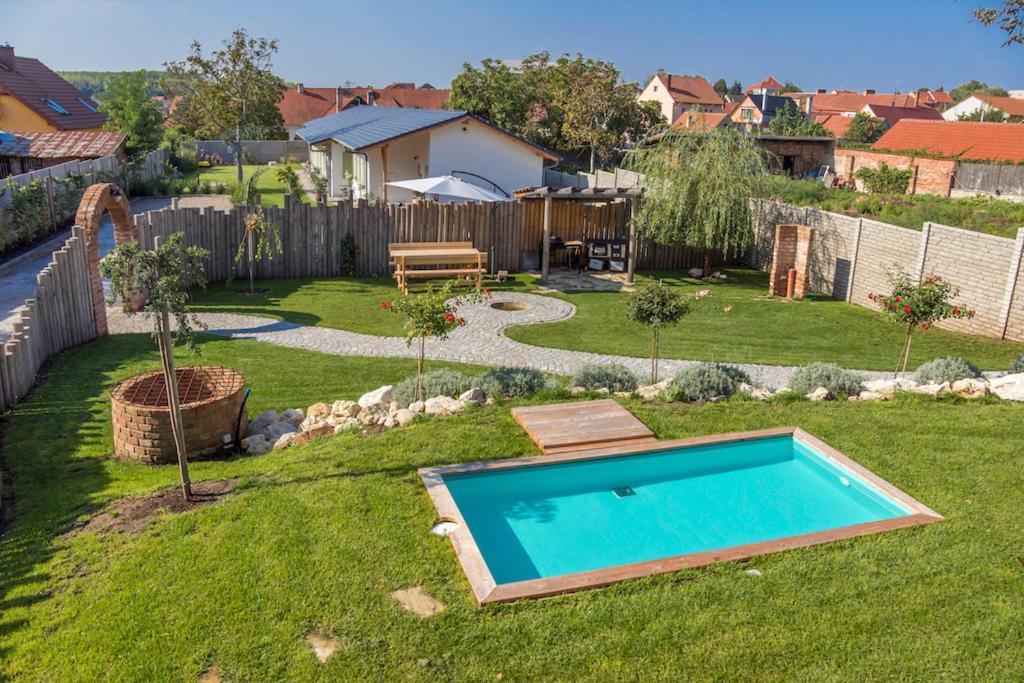 La Bobul Apartments Drnholec Екстер'єр фото