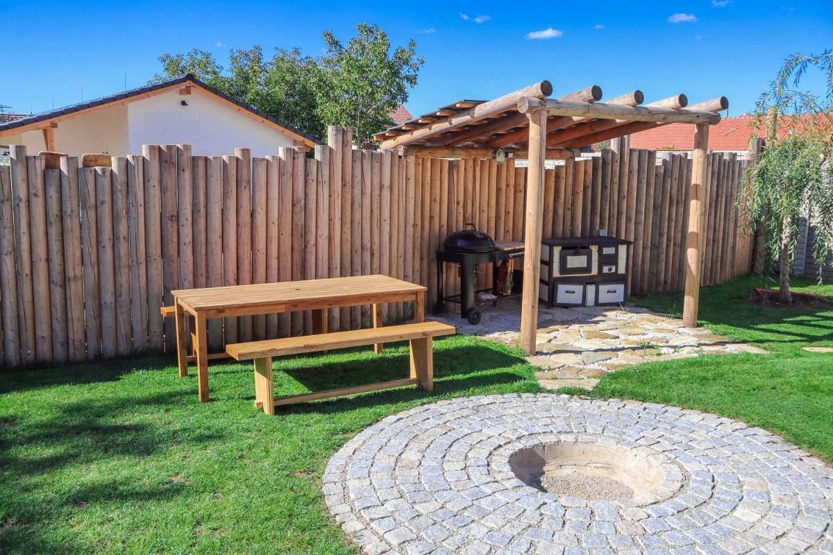 La Bobul Apartments Drnholec Екстер'єр фото