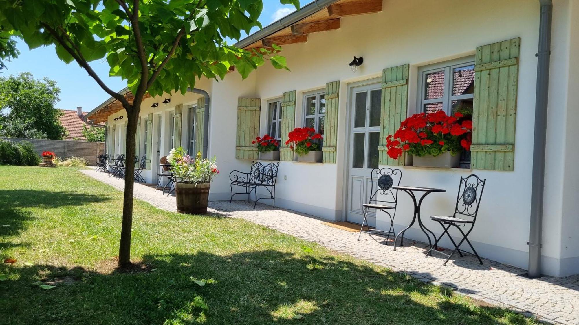 La Bobul Apartments Drnholec Екстер'єр фото