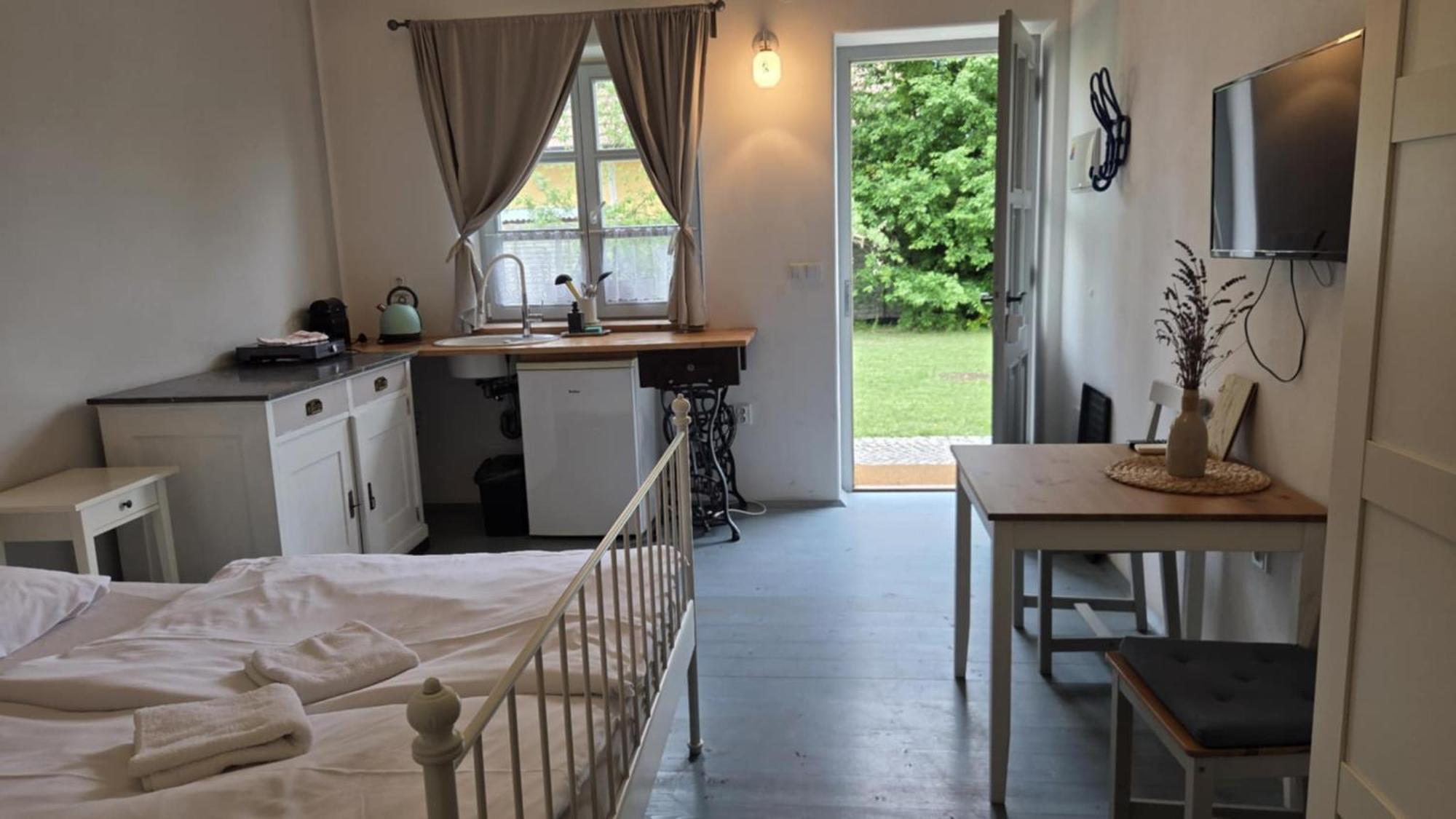 La Bobul Apartments Drnholec Екстер'єр фото