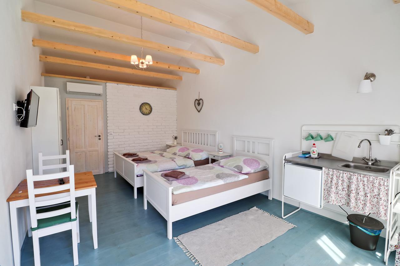 La Bobul Apartments Drnholec Екстер'єр фото