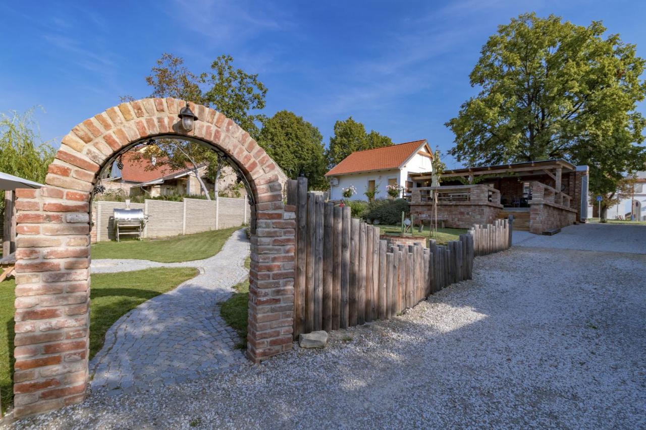 La Bobul Apartments Drnholec Екстер'єр фото