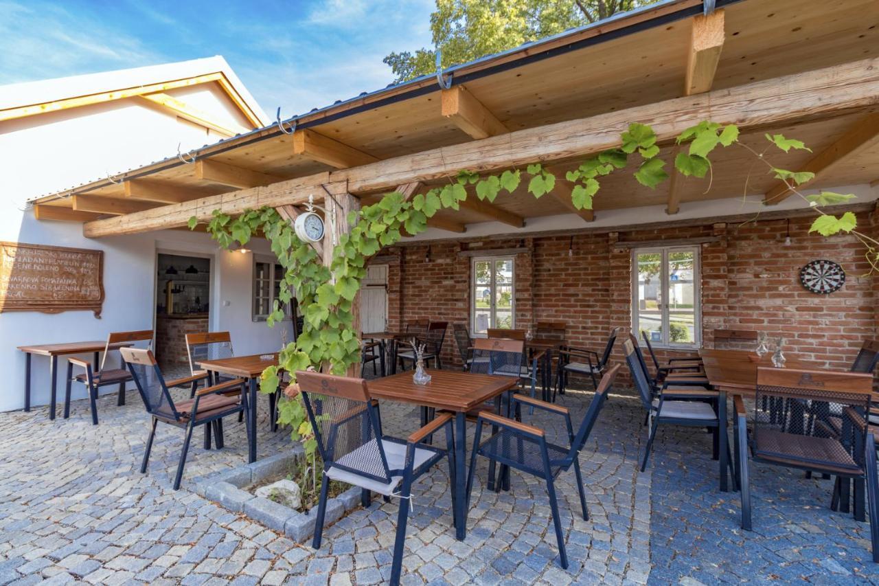 La Bobul Apartments Drnholec Екстер'єр фото