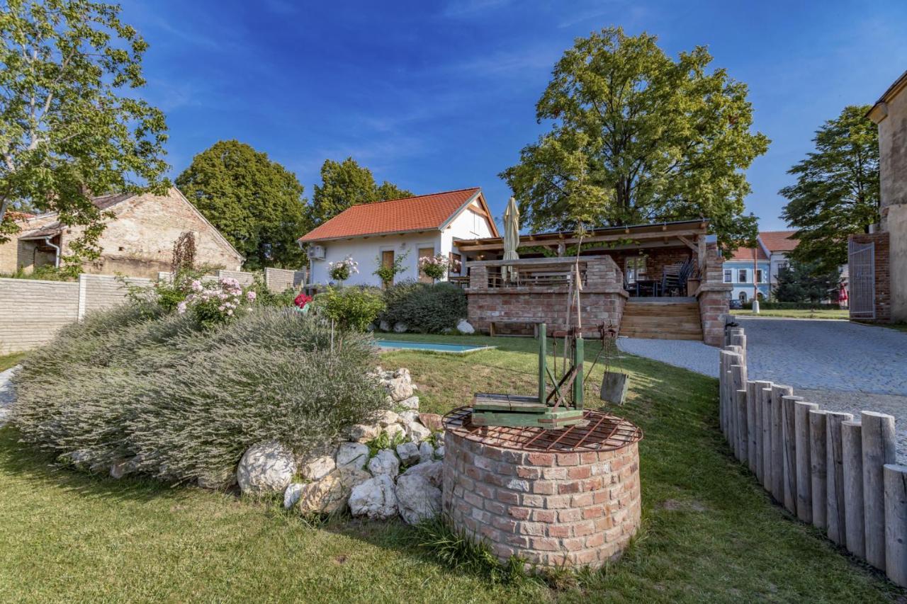 La Bobul Apartments Drnholec Екстер'єр фото