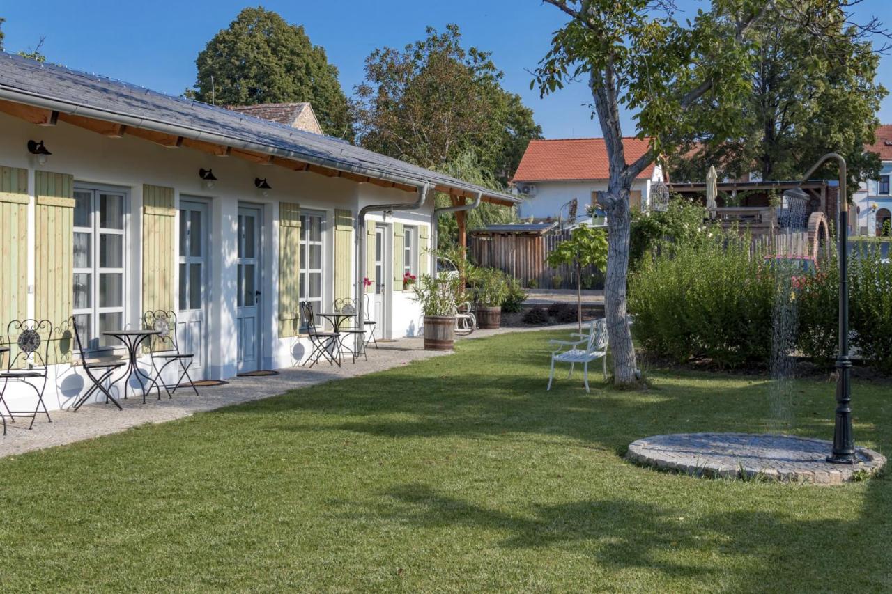 La Bobul Apartments Drnholec Екстер'єр фото
